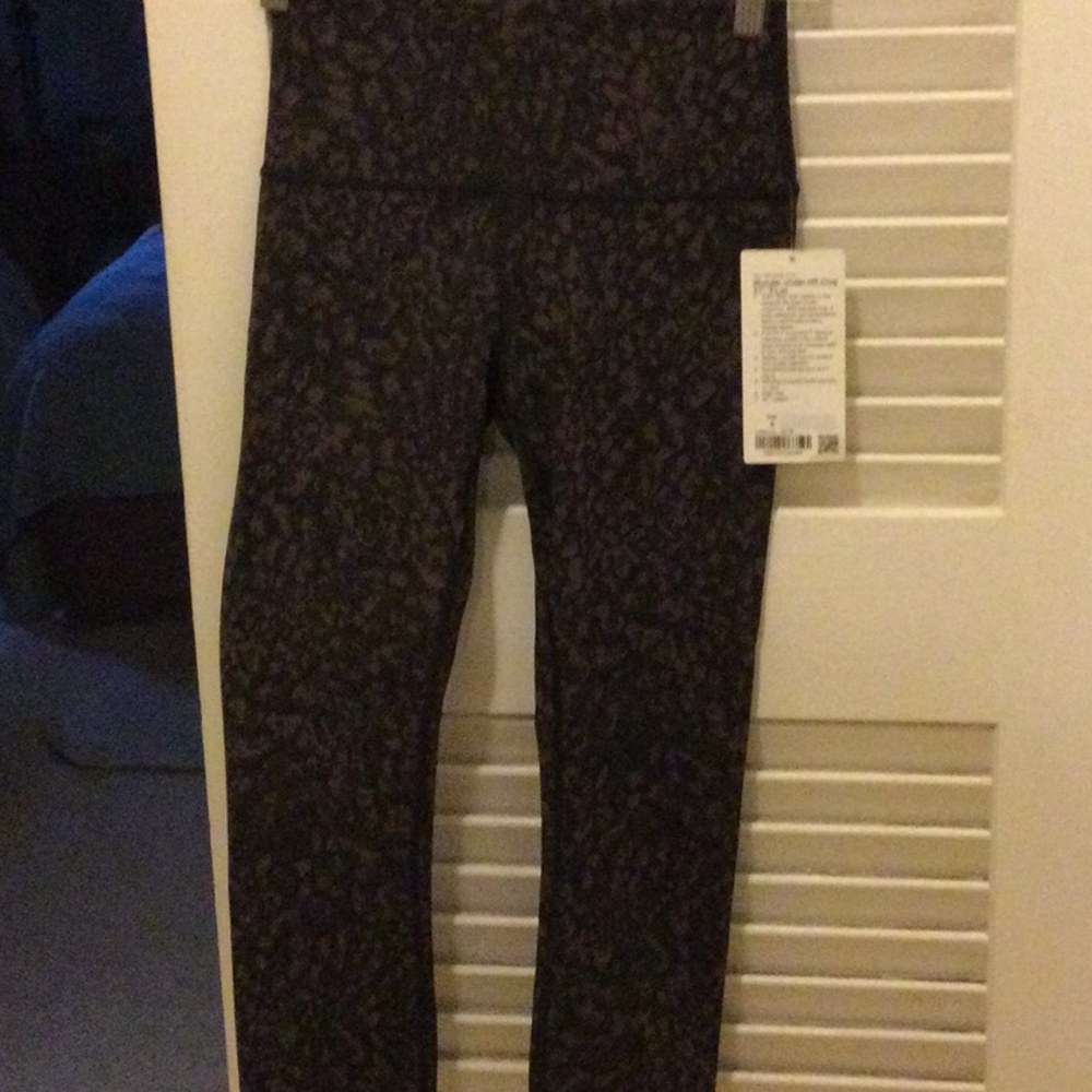 NWT. HW Lululemon wunder under size 6